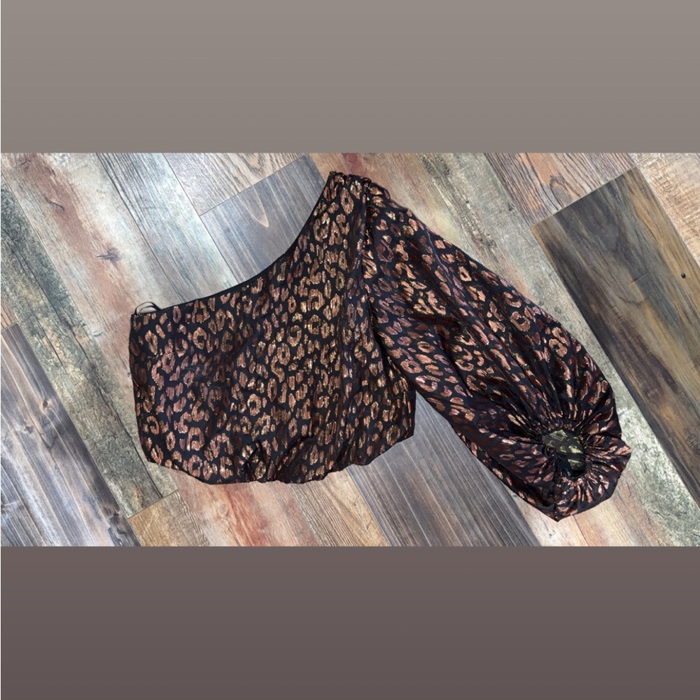 DO+BE Leopard Print One-Shoulder Blouse